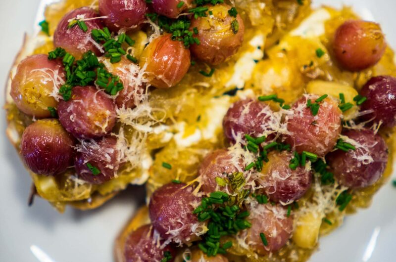 Bruschetta med bagte druer, fetacreme og confiterede Løg